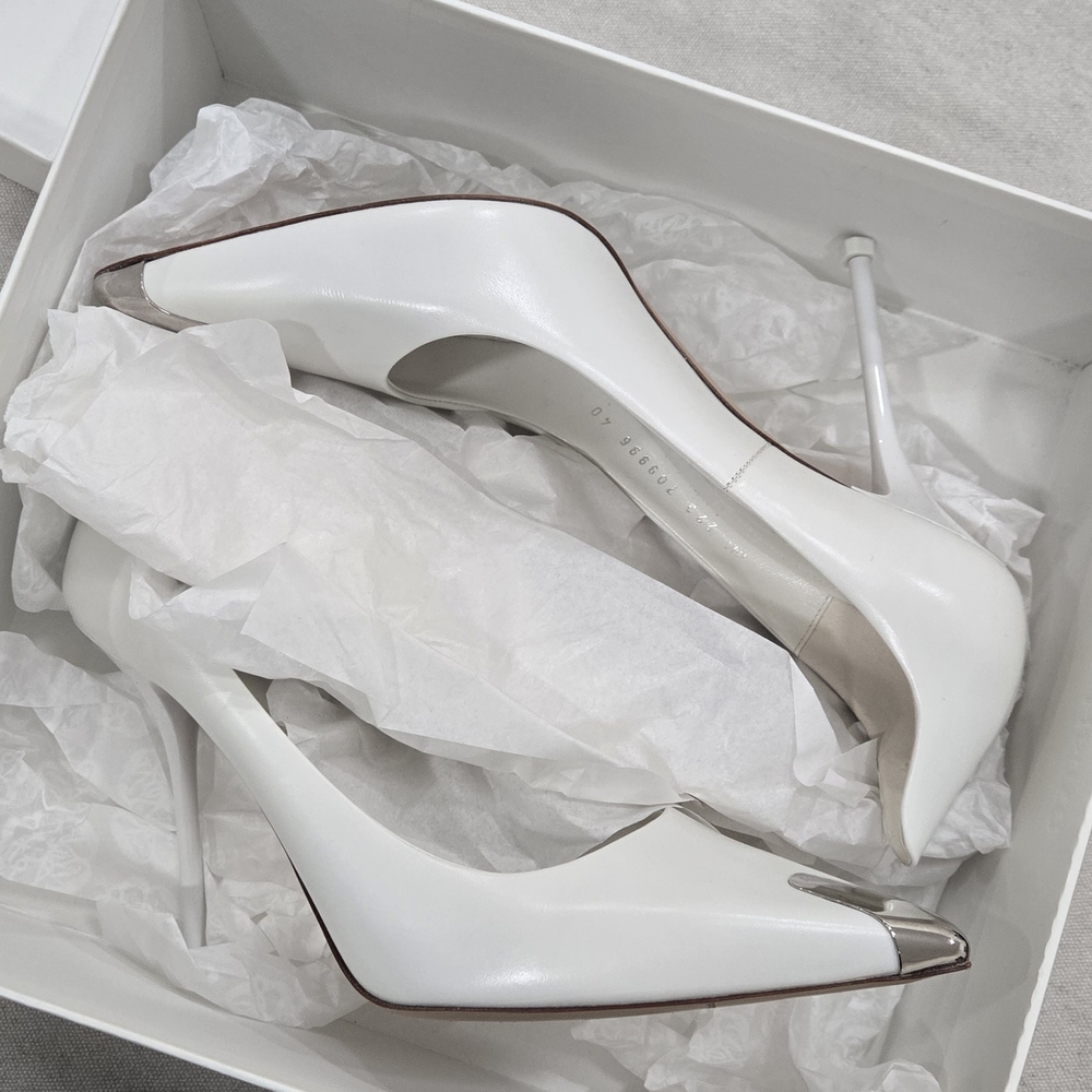 Alexander McQueen White and Black Stiletto Heels - Picture 4 of 7